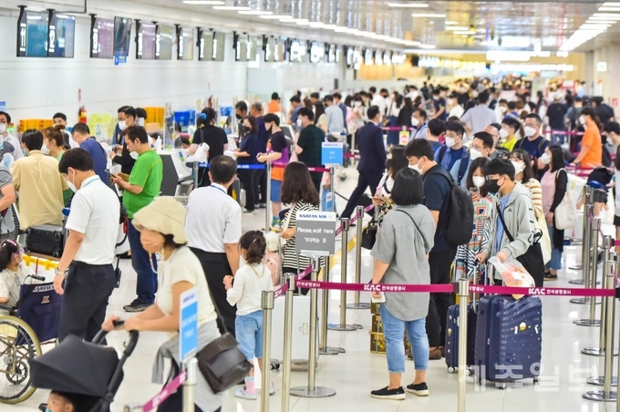 북적이는 제주공항. 고봉수 기자 chkbs9898@jejunews.com