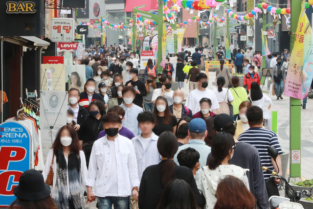 부산 중구 광복로가 많은 시민들로 붐비고 있다. 부산일보DB