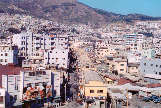1977년 초량천 복개 공사 후, 가건물 철거 전 모습. 부산 동구청 제공