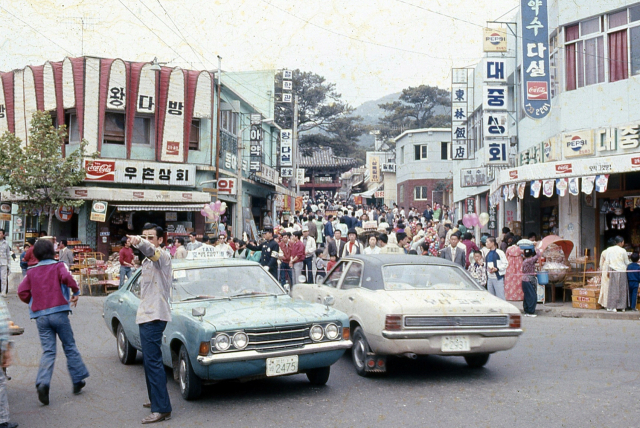 1970년대 부산 동래구 온천장 앞 모습. 왕다방, 왕다실 간판이 보인다. 당시 다방은 일상과 매우 밀접한 공간이었다. 이상길 향토자료수집가