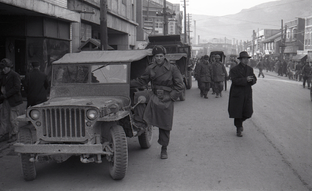 1950년대 광복동 밀다원다방 앞. 김만석 작가 제공