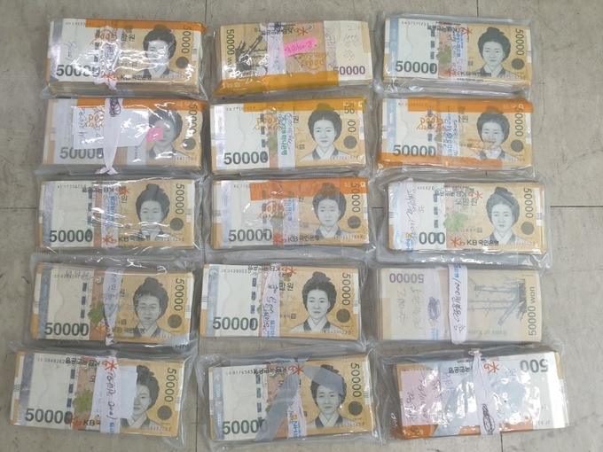 중고 김치냉장고 바닥에 붙어있던 1억1000만원