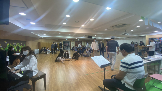 항일독립운동가 주기철 목사 일대기를 그린 창작오페라 ‘일사각오’ 출연진들이 27일 창원 서머나교회에서 연습하고 있다./창원시기독교장로총연합회/