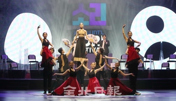 20주년을 맞이한 전주세계소리축제 개막 날인 29일 전주시 한국소리문화전당 모악당에서 정보권·이정인 소리꾼과 한유선미리암스발레단의 개막공연이 펼쳐지고 있다. /사진 = 조현욱 기자