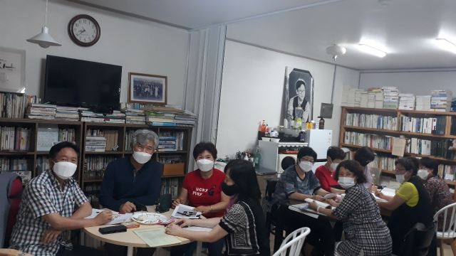 경남문협 회원들이 편집회의를 하고 있다./경남문협/