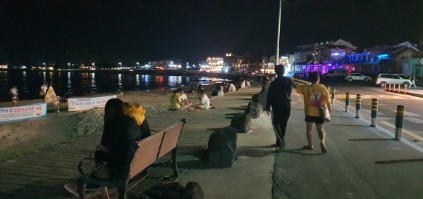 지난 3일 제주시 구좌읍 월정리해수욕장은 늦은 밤이지만 관광객 등으로 북적였다.