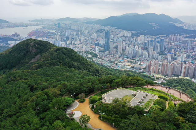 부산 황령산에서 바라본 부산 전경. 부산일보 DB