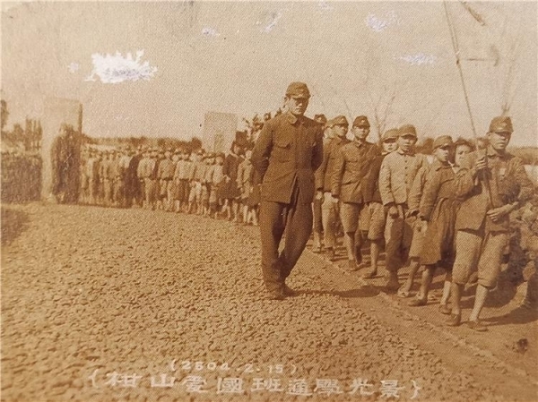 안덕면 감산리에서 애국반이 통학하는 모습. 1943년부터 미국의 반격으로 위협을 느낀 일제는 제주도를 일본 본토 방위의 거점으로 정하고 요새화 작업을 서둘렀다. 이 시기 조직된 애국반은 근로봉사, 금은 식기 공출, 국채 구입 등 전쟁을 위한 일제의 도구로 이용됐다.