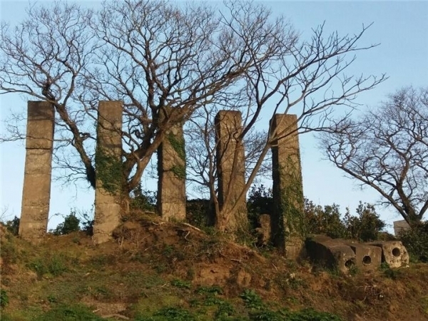 알뜨르 해군항공기지 건설 당시 만들어져 일부 남아 있는 대정읍 이교동의 일제 통신대.