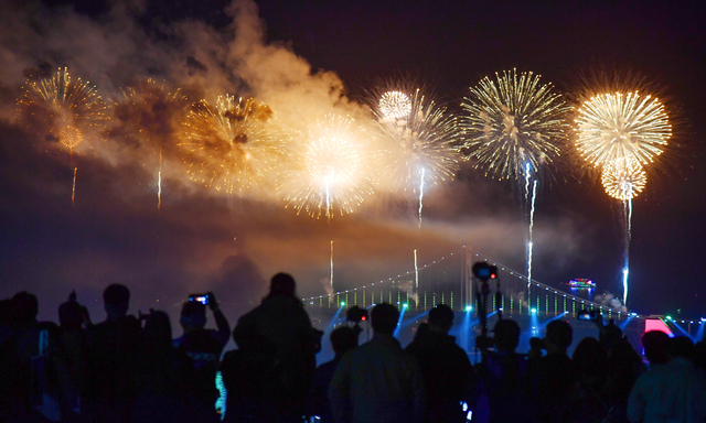 코로나19의 여파로 지난해 취소된 부산불꽃축제가 올해는 연말에 열릴 예정이다. 2019년 11월 부산 광안리 해수욕장에서 열린 부산불꽃축제. 부산일보DB