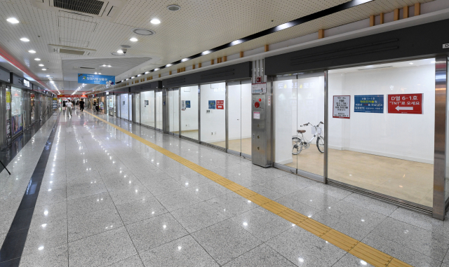 6일 오전 창원시 마산회원구 합성동 대현프리몰 지하상가 내 빈 점포마다 입주 희망자를 구하는 안내문이 붙어 있다./성승건 기자/