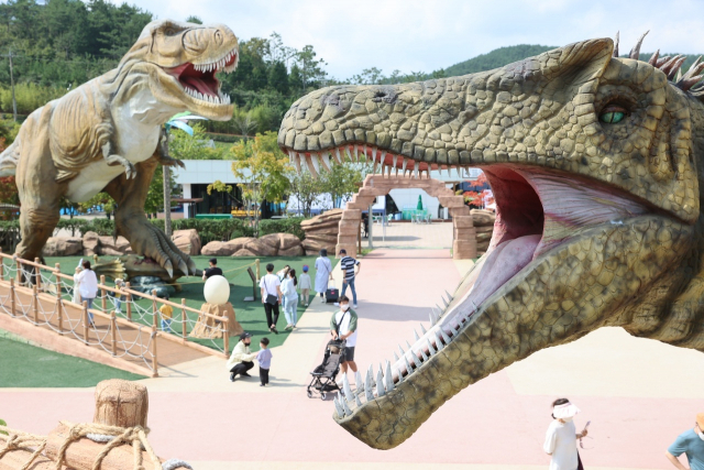 지난 3일 고성공룡엑스포 행사장인 당항포관광지를 찾은 가족단위 관람객들이 행사장을 둘러보고 있다./공룡엑스포 조직위/
