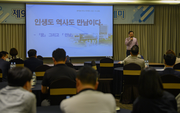 이용섭 광주시장이 지난 5일 광주 서구 라마다플라자호텔에서 열린 제9기 리더스 아카데미에서 강연하고 있다. /김진수 기자 jeans@kwangju.co.kr