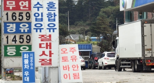 국제유가가 최근 상승세를 보이는 가운데 전국 주유소 휘발유의 가격도 2주 연속 상승하고 있다. 사진은 도내 한 주유소에 설치된 유가 표지판. 신세희기자