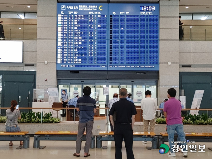 인천국제공항 1층 입국장. 코로나19 영향으로 전광판에 항공기 스케줄이 절반 이상 비어 있다. /정운기자 jw33@kyeongin.com