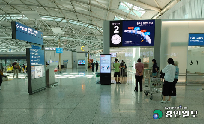 인천공항 제1여객터미널 3층 출국장. 시설 개선을 위한 공사를 완료한 모습. 인천공항공사는 3층 출국장 전체를 순차적으로 개선하고 있다. 일부는 아직 공사가 완료되지 않았다. /정운기자 jw33@kyeongin.com