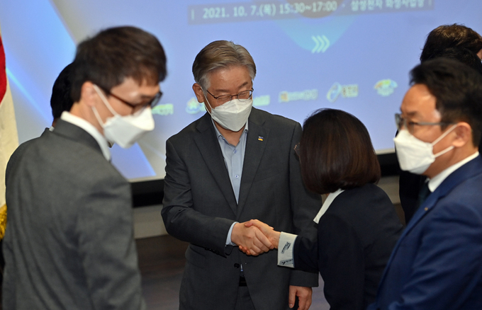 이재명 경기도지사가 7일 오후 경기도 화성시 삼성전자 화성사업장에서 열린 '미래형 스마트벨트 1차 전략발표회'에서 참석자들과 악수하고 있다. 2021.10.7 /경기사진공동취재단