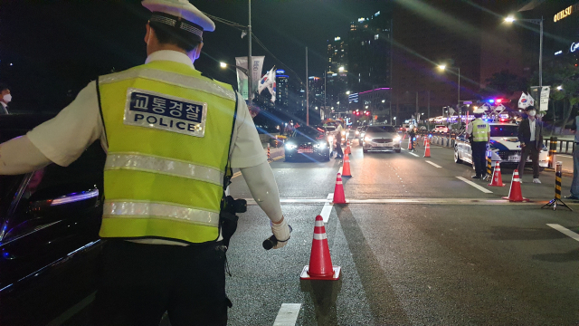 경찰이 7일 오후 부산 해운대구 중동 해운대해수욕장 삼거리에서 음주운전 단속을 하고 있다. 이우영 기자
