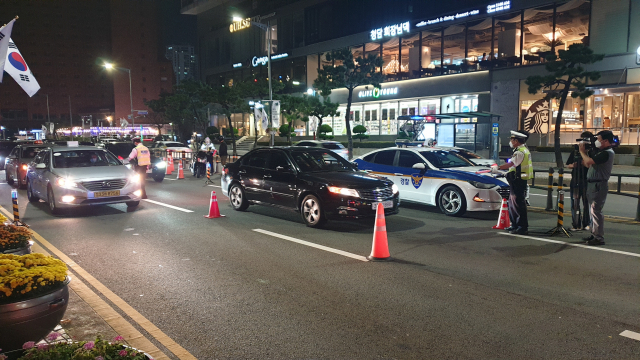7일 오후 부산 해운대구 중동 해운대해수욕장 삼거리에서 경찰이 음주운전 단속을 하는 모습. 이우영 기자
