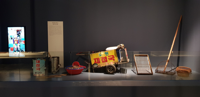 “재칫국(재첩국) 사이소” 외침과 함께 부산의 아침을 깨우며 재첩국을 팔던 ‘재첩국 아지매’ 등 부산에서 새 삶터를 개척한 부산사람들도 이번 전시에서 만나볼 수 있다. 정달식 선임기자