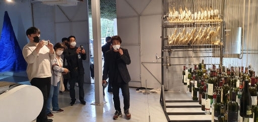 홍천에서 열리고 있는 ‘강원국제트리엔날레 2021'이 연일 인기몰이를 하고 있다. 김성호 강원국제트리엔날레 예술감독이 탄약정비공장 전시장에서 관람객들에게 작품을 설명하고 있다. 홍천=최영재기자