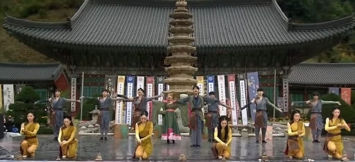 불교뮤지컬 ‘리파카 무량(연출:박칼린)'의 쇼케이스 공연이 ‘2021 오대산 문화축전'의 일환으로 지난 9일 월정사 특설무대에서 펼쳐져 무용수들이 파워풀한 군무를 선보이고 있다.