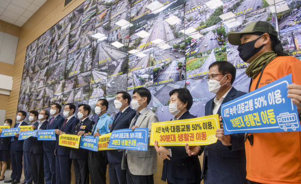 12일 오전 광주교통정보센터 내 상황실에서 열린 ‘2040 광주교통 미래비전 선포식’에서 이용섭 광주시장과 김용집 광주시의장 등 참석자들이 교통비전 선언문을 낭독한 후 피켓 퍼포먼스를 하고 있다. /최현배 기자choi@kwangju.co.kr