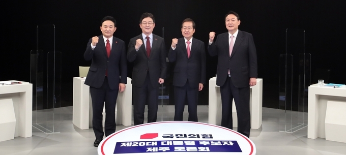국민의힘 대통령선거 후보자 본경선 제주 합동토론회가 13일 KBS제주에서 열렸다. 사진 왼쪽부터 원희룡, 유승민, 홍준표, 윤석열 후보.