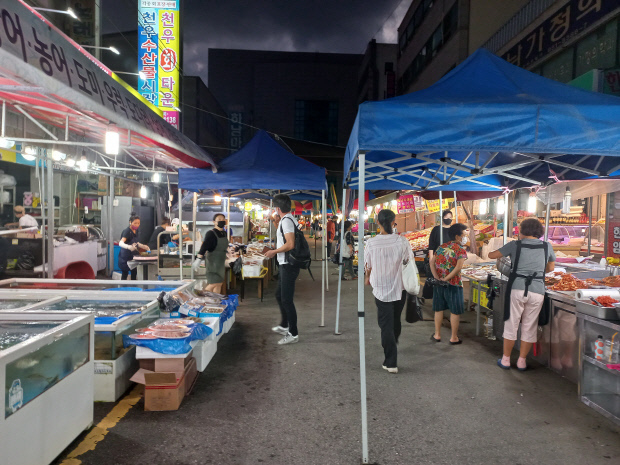 지난해 광주·전남 전통시장 점포의 40%에 달하는 무등록 점포 5600여 곳이 정부 재난지원금을 받지 못한 것으로 나타났다. 사진은 기사와 관계 없음.