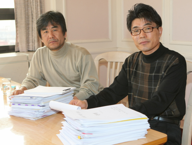2008년 부산일보 신춘문예 단편소설 심사를 하는 모습. 오른쪽이 정태규 소설가, 왼쪽은 박명호 소설가. 부산일보DB
