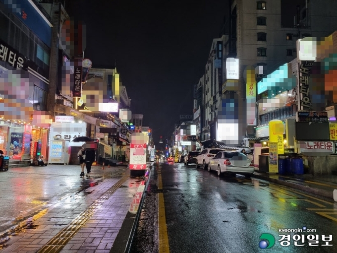 사회적 거리두기 조치가 다소 완화됐지만 수원시 인계동의 거리는 한적한 모습을 보이고 있다. /경인일보DB