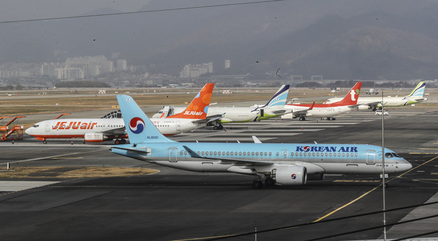 김해국제공항 계류장에 항공기들. 부산일보DB