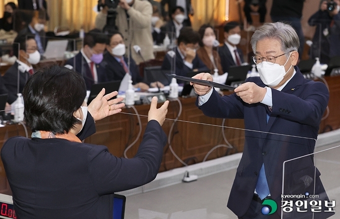 더불어민주당 대선후보인 이재명 경기도지사가 18일 오전 경기도청 대회의실에서 열린 2021년 국회 행정안전위원회의 경기도에 대한 국정감사에 참석해 서영교 행안위원장에게 증인선서문을 전달하고 있다.2021.10.18 /경기사진공동취재단