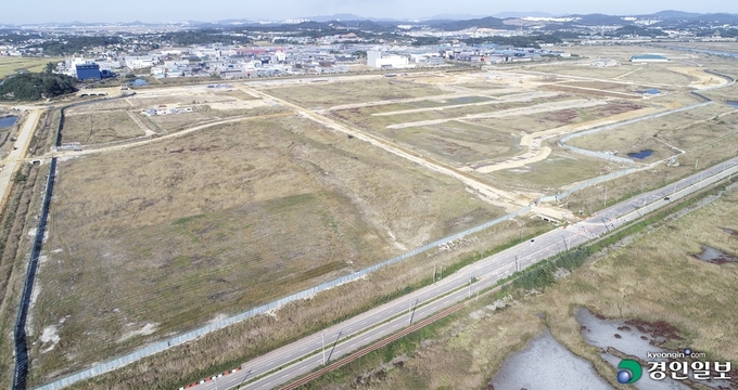 지난 2015년 화성·용인·이천시를 중심으로 경기도가 전국 3호 말산업특구로 지정된 지 6년이 지났지만 뚜렷한 결과물을 내놓지 못하고 있다. 사진은 2022년 상반기 화성시 화옹간척지 내 승용마 사육시설, 승용마 조련센터 등 승용마 단지를 포함해 농축산관광복합단지로 조성될 '에코팜랜드'예정지의 모습. 2021.10.17 /김도우기자 pizza@kyeongin.com
