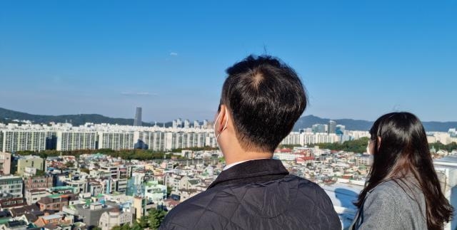 전셋값 상승과 매물 잠김 현상, 연일 오르는 대출금리와 높아진 가계대출 문턱으로 대전지역 전세시장이 흔들리고 있다. 전세난으로 덩달아 월세 수요도 커지면서 월세시장 가격이 급등하는 등 지역 부동산 시장에 불안감이 엄습하고 있다. 대전 서구 갈마동 한 빌딩에서 바라본 아파트 단지 모습. 문승현 기자
