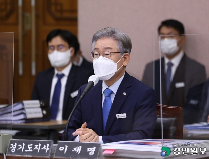더불어민주당 대선 후보인 이재명 경기지사가 18일 오후 경기도 수원시 경기도청에서 열린 국회 행정안전위원회의 경기도에 대한 국정감사에서 마지막 질의에 답변하고 있다. 2021.10.18 /경기사진공동취재단