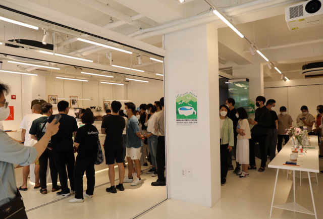 지난 5월 31일~6월 27일 한 달 동안 서울 서대문구 이화여대 앞 프로젝트 렌트 4호점에서 열린 ‘부산 커피 위크’가 성황을 이뤘다. 부산 커피 브랜드 10개 이상이 참여했고 19일부터 30일까지는 성동구 뚝섬역 인근 프로젝트 렌트 2호점에서 15개 부산 커피 브랜드가 참여하는 ‘부산 커피 위크’가 이어진다. 부산 커피 위크 제공