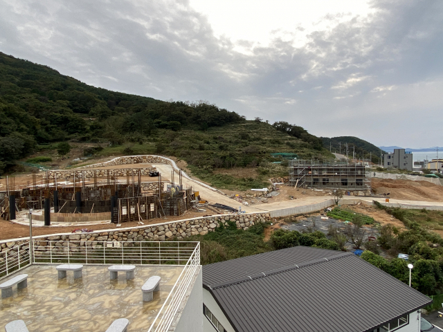 20일 오후 3시 부산 강서구 가덕도 대항항 인근에서 건물 2곳이 신축 중이다. 올 7월 기준 가덕도 신축 건물은 123곳으로 지난해보다 배 넘게 늘었다.