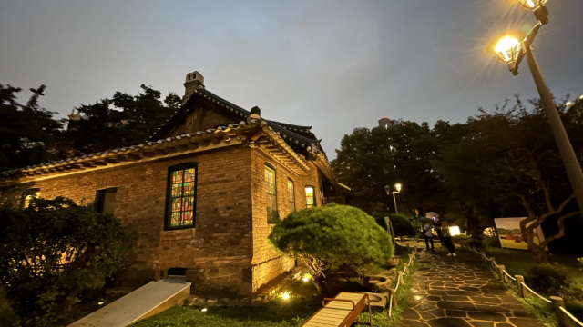 근대역사를 품은 청라언덕의 선교사 주택 야경.