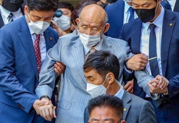 지난 8월 9일 광주지방법원에서 열린 네번째 항소심 공판에 피고인 신분으로 참석한 전두환. <광주일보 자료사진>
