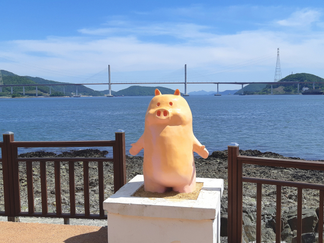 꽃들과 해안산책로, 데크로드, 출렁다리 등으로 꾸며져 있는 마산만의 아름다운 작은 섬 돝섬./창원시/