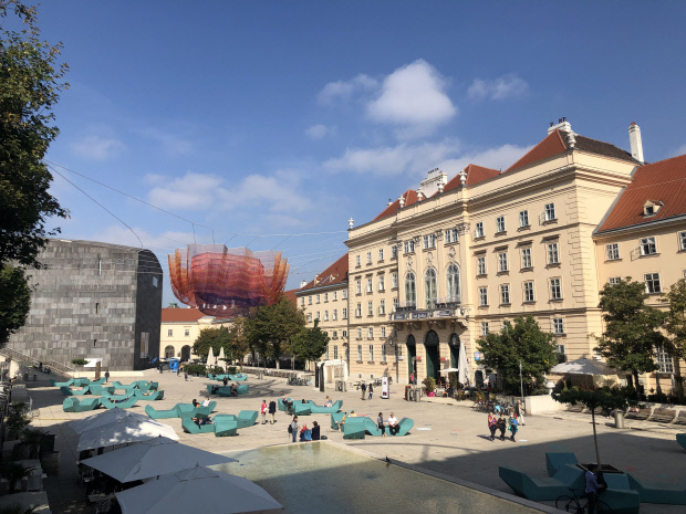 빈의 ‘박물관지구’(Museum Quartier)는 레오폴트 미술관, 현대미술관(Mumok), 쿤스트할레(Kunsthalle), 어린이박물관(ZOOM kindermuseum), 건축박물관 등 10여 개의 미술관이 들어선 세계 최고 수준의 복합문화단지다. 레오폴트 미술관 앞에 설치된 파란색 의자 ‘엔지스’에서 시민들이 휴식을 취하고 있다.