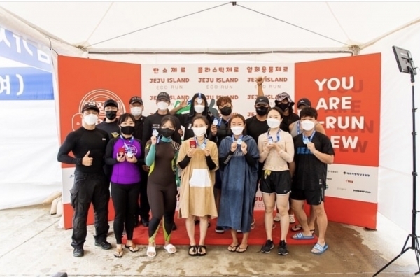 이런트립 참가자들이 기념 사진을 찍고 있다.