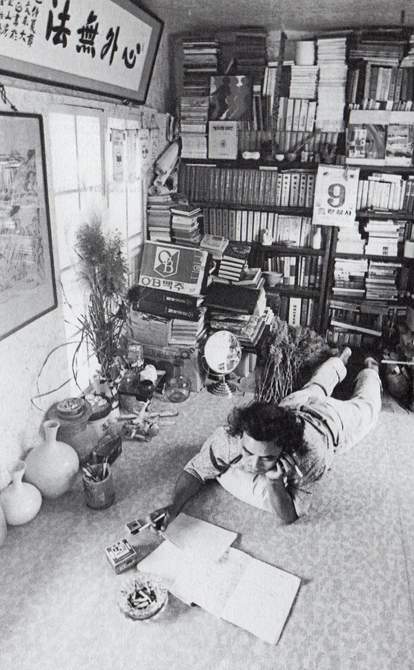 1977년 ‘우리 동네’ 시절 이문구 작가의 화성 발안 자택에서의 모습. /실천문학 제공