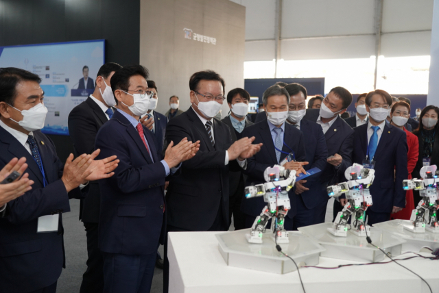 김부겸 국무총리가 26일 오후 안동시 안동탈춤공연장에서 개막한 '2021 대한민국 균형발전 박람회'에 참석, 대구 전시관에서 로봇 시연에 대한 설명을 듣고 있다. 2021.10.26 대통령 직속 국가균형발전위원회