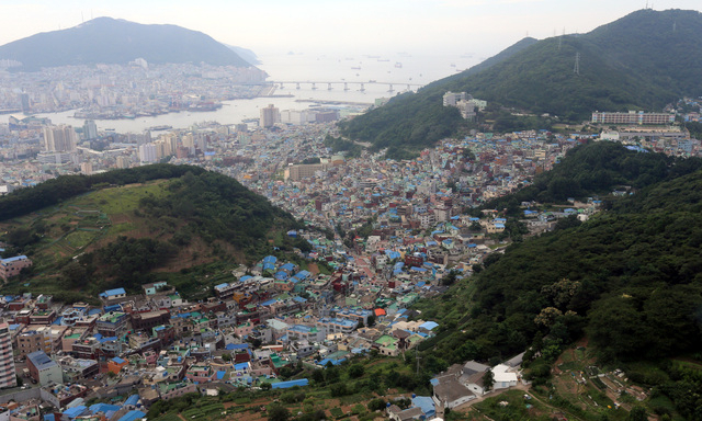 서민층 노후 주택이 밀집해 서부산의 쇠락한 모습을 보이고 있는 부산 서구 아미동 충무동과 영도구 시가지 모습. 부산일보DB