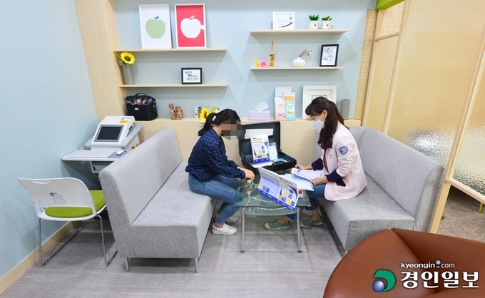 재해, 업무 스트레스, 직장 내 괴롭힘 등 직업 관련 트라우마 치료에 대한 수요가 증가하면서 '직업 트라우마센터'의 필요성이 강조되고 있다. 26일 양주시 경기북부 트라우마센터에서 트라우마 상담과 치료가 이뤄지고 있다. 2021.10.26 /김금보기자 artomate@kyeongin.com