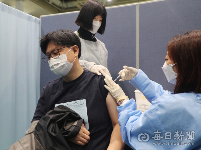 코로나19 백신 접종 완료율이 70%를 넘어선 가운데 25일 대구 북구 코로나19 예방접종센터에서 한 시민이 백신을 접종 받고 있다. 코로나19 예방접종대응추진단은 이날 낮 12시 기준 접종 완료자는 3천615만명으로 인구 대비 70.4%에 해당한다고 밝혔다. 성일권 기자 sungig@imaeil.com