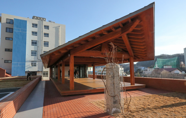 ‘2021 부산건축상’ 대상을 받은 ‘알로이시오기지1968’의 대청마루. 부산일보DB