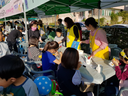 금산군은 아이들이 책과 함께하는 즐거움을 느낄 수 있는 마법의 숲을 주제로 책축제를 오는 11월 13일 진행한다. 사진은 2019년 금산기적의도서관 책 축제 모습. 사진=금산군 제공